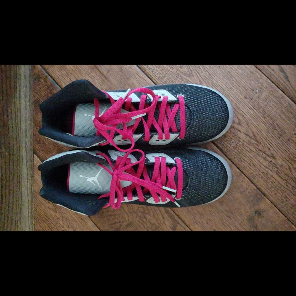 nike sho-nuff size 6Y